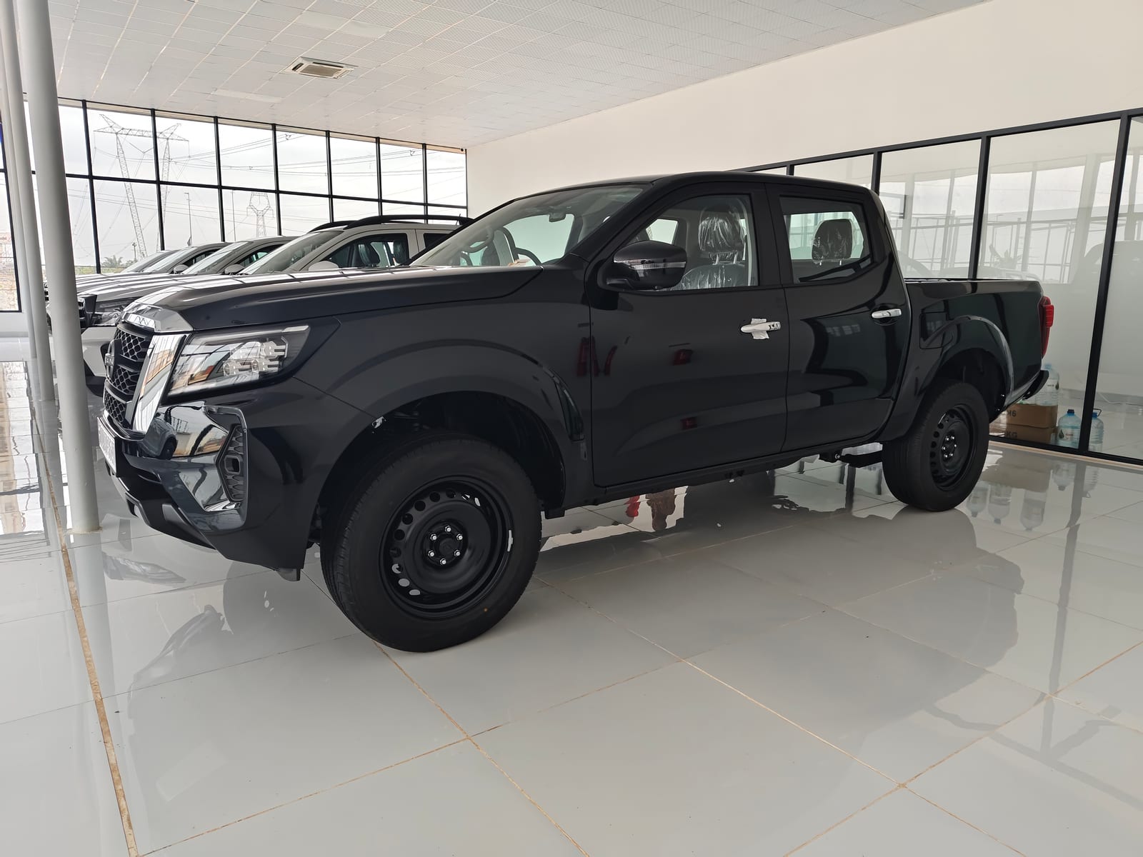 Nissan Navara — Preto